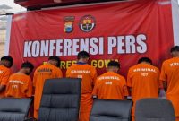 Tujuh anggota geng motor tersangka pelaku kejahatan jalanan di Gowa saat dihadirkan dalam konferensi pers di Mapolresta Gowa, Selasa (6/10/2026). (Foto: Humas Polresta Gowa)