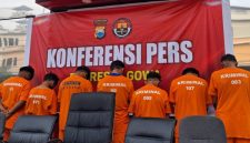 Tujuh anggota geng motor tersangka pelaku kejahatan jalanan di Gowa saat dihadirkan dalam konferensi pers di Mapolresta Gowa, Selasa (6/10/2026). (Foto: Humas Polresta Gowa)