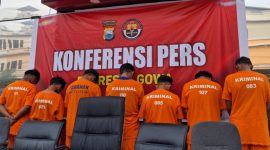 Tujuh anggota geng motor tersangka pelaku kejahatan jalanan di Gowa saat dihadirkan dalam konferensi pers di Mapolresta Gowa, Selasa (6/10/2026). (Foto: Humas Polresta Gowa)