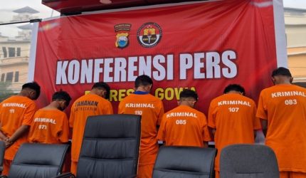 Tujuh anggota geng motor tersangka pelaku kejahatan jalanan di Gowa saat dihadirkan dalam konferensi pers di Mapolresta Gowa, Selasa (6/10/2026). (Foto: Humas Polresta Gowa)