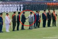 Presiden Prabowo Subianto berjabat tangan dengan Presiden ke-6 RI Susilo Bambang Yudhoyono (SBY) saat menghadiri peringatan HUT ke-81 TNI di Mabes TNI, Cilangkap, Jakarta Timur, Senin (5/10/2026). (Foto: Biro Pers Sekretariat Presiden)