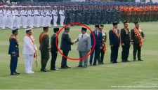 Presiden Prabowo Subianto berjabat tangan dengan Presiden ke-6 RI Susilo Bambang Yudhoyono (SBY) saat menghadiri peringatan HUT ke-81 TNI di Mabes TNI, Cilangkap, Jakarta Timur, Senin (5/10/2026). (Foto: Biro Pers Sekretariat Presiden)