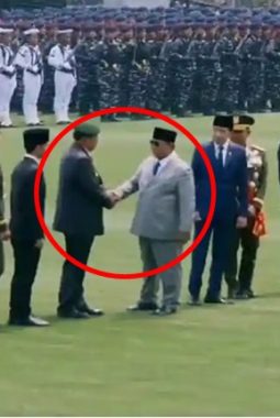 Prabowo Cueki Jokowi di HUT TNI, Netizen: Mantap, Jangan Mau Disetir Lagi