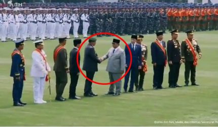 Presiden Prabowo Subianto berjabat tangan dengan Presiden ke-6 RI Susilo Bambang Yudhoyono (SBY) saat menghadiri peringatan HUT ke-81 TNI di Mabes TNI, Cilangkap, Jakarta Timur, Senin (5/10/2026). (Foto: Biro Pers Sekretariat Presiden)