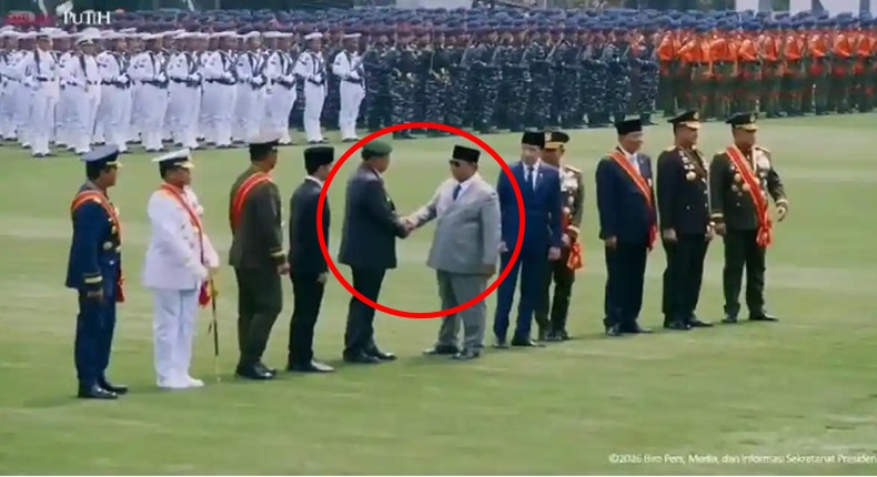 Prabowo Cueki Jokowi di HUT TNI, Netizen: Mantap, Jangan Mau Disetir Lagi