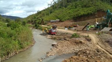 Sejumlah alat berat terlihat beroperasi di lokasi pengambilan material yang diduga memasok kebutuhan proyek peningkatan Jalan Sabbang–Tallang–Sae senilai Rp46,9 miliar di Kabupaten Luwu Utara (Lutra).