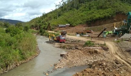 Sejumlah alat berat terlihat beroperasi di lokasi pengambilan material yang diduga memasok kebutuhan proyek peningkatan Jalan Sabbang–Tallang–Sae senilai Rp46,9 miliar di Kabupaten Luwu Utara (Lutra).