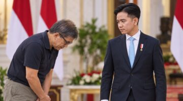Ilustrasi Rocky Gerung menunduk kepada Gibran (Visual AI)