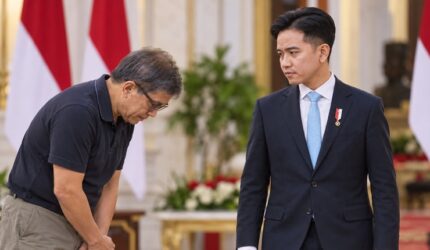 Ilustrasi Rocky Gerung menunduk kepada Gibran (Visual AI)