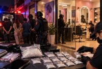 Ilustrasi penggerebekan gudang sabu yang diduga berkedok salon kecantikan di Kelurahan Pampang, Kecamatan Panakkukang, Makassar. Polisi mengamankan empat orang terduga pelaku dan menyita barang bukti sabu seberat 90 gram dalam penggerebekan di sejumlah lokasi (Visual AI).