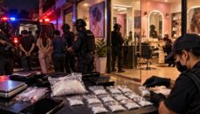 Ilustrasi penggerebekan gudang sabu yang diduga berkedok salon kecantikan di Kelurahan Pampang, Kecamatan Panakkukang, Makassar. Polisi mengamankan empat orang terduga pelaku dan menyita barang bukti sabu seberat 90 gram dalam penggerebekan di sejumlah lokasi (Visual AI).
