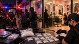 Ilustrasi penggerebekan gudang sabu yang diduga berkedok salon kecantikan di Kelurahan Pampang, Kecamatan Panakkukang, Makassar. Polisi mengamankan empat orang terduga pelaku dan menyita barang bukti sabu seberat 90 gram dalam penggerebekan di sejumlah lokasi (Visual AI).