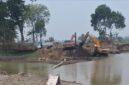 Dua unit alat berat ekskavator saat melakukan aktivitas pengerukan pasir galian C yang diduga berkaitan dengan operasional tambang tak berizin di Bontonompo, Gowa.