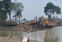 Dua unit alat berat ekskavator saat melakukan aktivitas pengerukan pasir galian C yang diduga berkaitan dengan operasional tambang tak berizin di Bontonompo, Gowa.