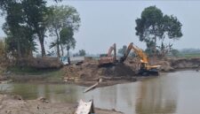 Dua unit alat berat ekskavator saat melakukan aktivitas pengerukan pasir galian C yang diduga berkaitan dengan operasional tambang tak berizin di Bontonompo, Gowa.