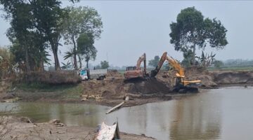 Dua unit alat berat ekskavator saat melakukan aktivitas pengerukan pasir galian C yang diduga berkaitan dengan operasional tambang tak berizin di Bontonompo, Gowa.