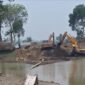 Dua unit alat berat ekskavator saat melakukan aktivitas pengerukan pasir galian C yang diduga berkaitan dengan operasional tambang tak berizin di Bontonompo, Gowa.