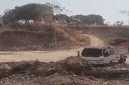 Sebuah truk terlihat di area tambang di Kecamatan Pattallassang, Kabupaten Gowa. Aktivitas pertambangan di lokasi tersebut disebut masih berlangsung meski sebelumnya telah menjadi perhatian Unit Tipidter Satreskrim Polresta Gowa.