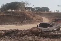 Sebuah truk terlihat di area tambang di Kecamatan Pattallassang, Kabupaten Gowa. Aktivitas pertambangan di lokasi tersebut disebut masih berlangsung meski sebelumnya telah menjadi perhatian Unit Tipidter Satreskrim Polresta Gowa.