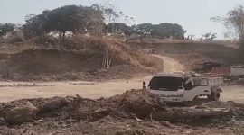 Sebuah truk terlihat di area tambang di Kecamatan Pattallassang, Kabupaten Gowa. Aktivitas pertambangan di lokasi tersebut disebut masih berlangsung meski sebelumnya telah menjadi perhatian Unit Tipidter Satreskrim Polresta Gowa.