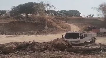 Sebuah truk terlihat di area tambang di Kecamatan Pattallassang, Kabupaten Gowa. Aktivitas pertambangan di lokasi tersebut disebut masih berlangsung meski sebelumnya telah menjadi perhatian Unit Tipidter Satreskrim Polresta Gowa.