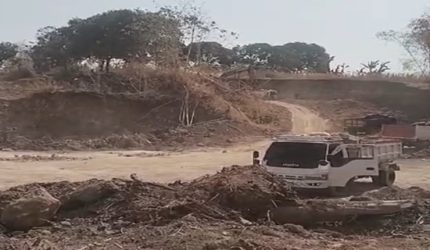 Sebuah truk terlihat di area tambang di Kecamatan Pattallassang, Kabupaten Gowa. Aktivitas pertambangan di lokasi tersebut disebut masih berlangsung meski sebelumnya telah menjadi perhatian Unit Tipidter Satreskrim Polresta Gowa.