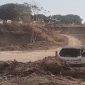 Sebuah truk terlihat di area tambang di Kecamatan Pattallassang, Kabupaten Gowa. Aktivitas pertambangan di lokasi tersebut disebut masih berlangsung meski sebelumnya telah menjadi perhatian Unit Tipidter Satreskrim Polresta Gowa.