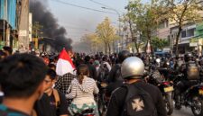 Tawuran pecah di Jalan Urip Sumoharjo, Makassar hingga berujung pada pembakaran satu unit sepeda motor milik karyawan toko.