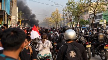Tawuran pecah di Jalan Urip Sumoharjo, Makassar hingga berujung pada pembakaran satu unit sepeda motor milik karyawan toko.