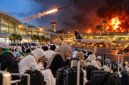Suasana bandara di tengah eskalasi konflik di Timur Tengah. Sebanyak 53 calon jemaah umrah asal Makassar dilaporkan tertunda keberangkatannya akibat pembatalan penerbangan lanjutan menuju Madinah. (Visual AI)