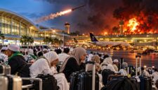 Suasana bandara di tengah eskalasi konflik di Timur Tengah. Sebanyak 53 calon jemaah umrah asal Makassar dilaporkan tertunda keberangkatannya akibat pembatalan penerbangan lanjutan menuju Madinah. (Visual AI)