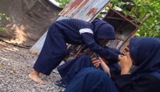 Tangkapan layar video yang memperlihatkan dugaan aksi kekerasan terhadap seorang siswi di sekitar area SMP Negeri 5 Sungguminasa, Kabupaten Gowa